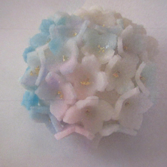 6月の和菓子は抹茶の淡雪羹と紫陽花の練り切り（画像）です