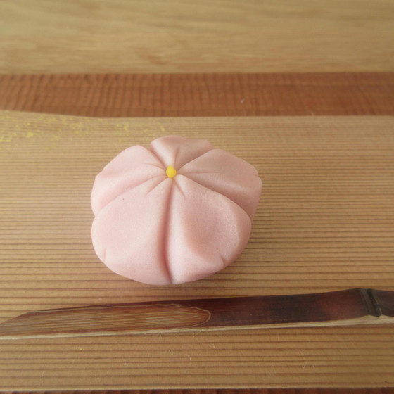 春の和菓子を　練り切り生地のデモから