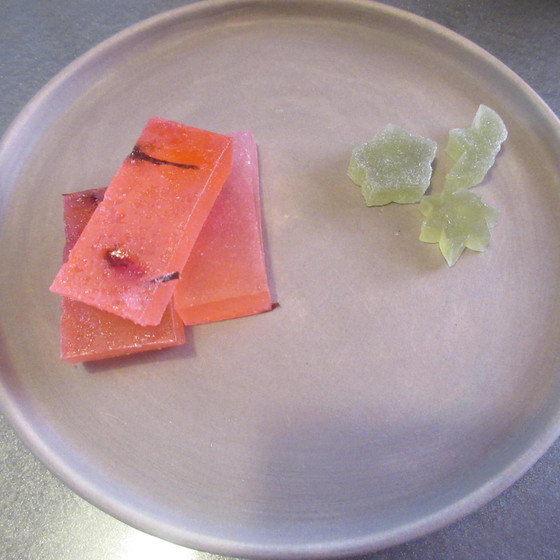 ５月の和菓子は琥珀糖とお花見団子です