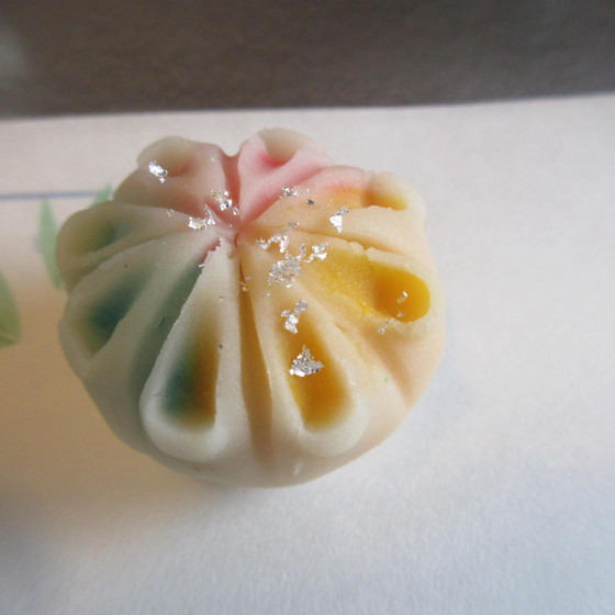 6月のカルチャー講座の和菓子は　夏の夜空を彩る花火を練り切りで　又ういろうで夏姿を現した唐衣を作りましょう