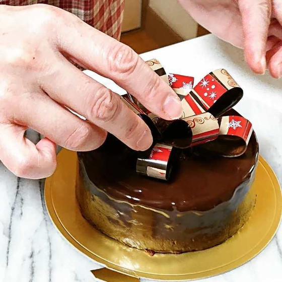 チョコ細工のリボンを飾ります♪