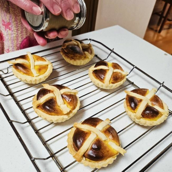 焼きあがったら、粉糖とラズベリージャムでお化粧します♪