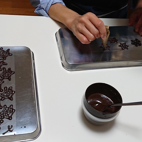 チョコレートで蜘蛛の巣チョコ飾りを作りますよ♪