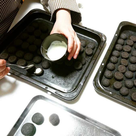 焼きあがったら、チョコレートをサンドします♪
