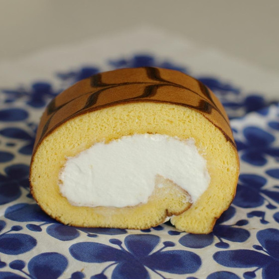 矢羽模様のロールケーキ（レギュラー）