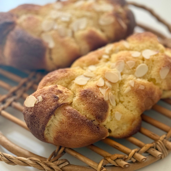 アーモンドクリームをのせて焼いたツオップダマンド