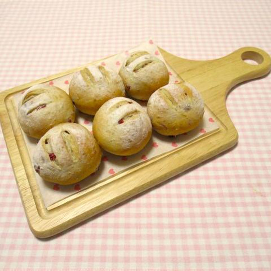 全粒粉クランベリーパン　( 湯種パン ）