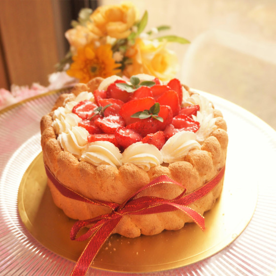 糖質85％オフ！イチゴのシャルロットケーキ