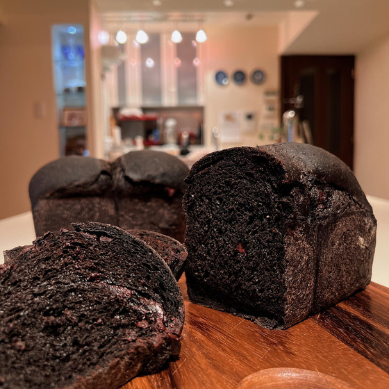 ブラックココアのボリューム食パン（みかん酵母）