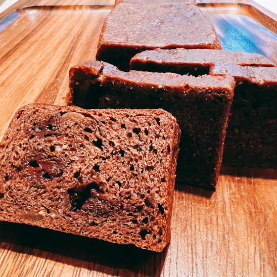 フィグ（いちじく）とビターチョコの濃厚スリム角食パン（生プルーン酵母）