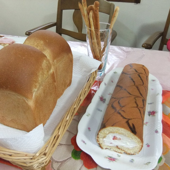 食パン、チーズスティック、ロールケーキ