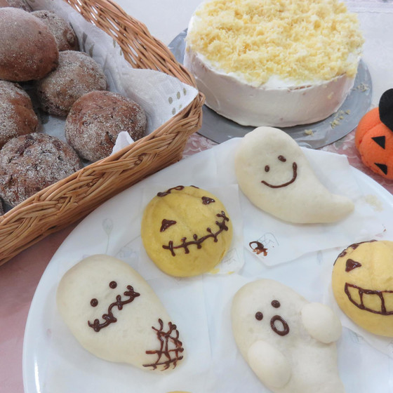 ハロウィンパン、赤ワインレーズンパン、マロンのトルテ