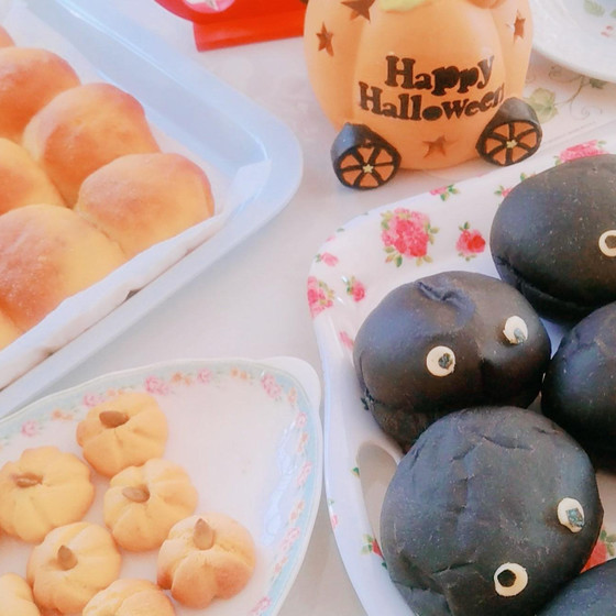 ハロウィンのパンとお菓子を作りましょう。