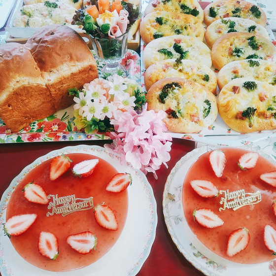 もち麦入り食パン、フォカッチャ＆イチゴのレアチーズケーキ
