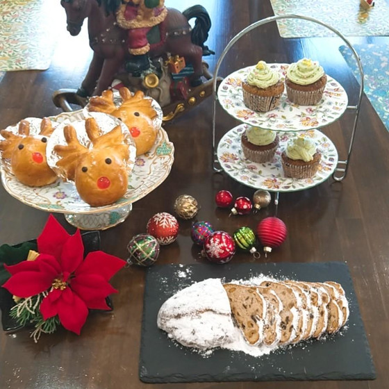 メリークリスマス！　　シュトーレン、トナカイパン、マフィンのクリスマスツリーケーキ