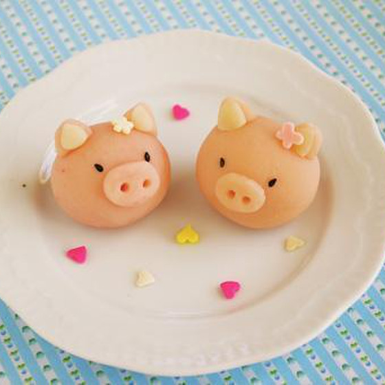 新年に「福を呼ぶブタ」を練り切りで作りますよ。
