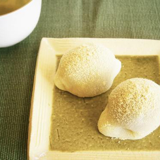 春一番に鳴く鳥「うぐいす餅」を作ります。