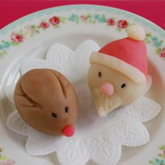 クリスマスに『サンタとトナカイ」を練り切りで作ります