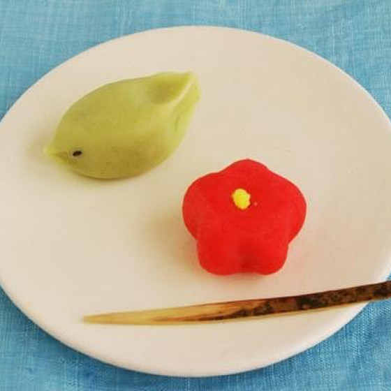 伝統的な和菓子「鶯と梅」を練りきりで作ります。