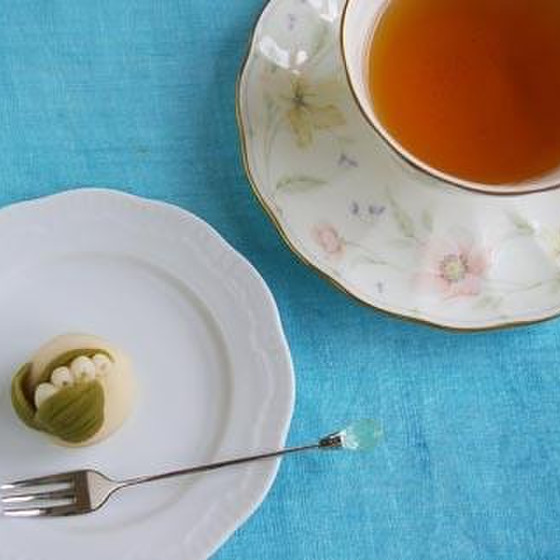 「すずらん」を練りきりで作ります。