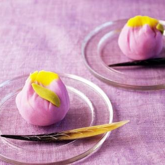 「菖蒲」を練りきりで作ります。