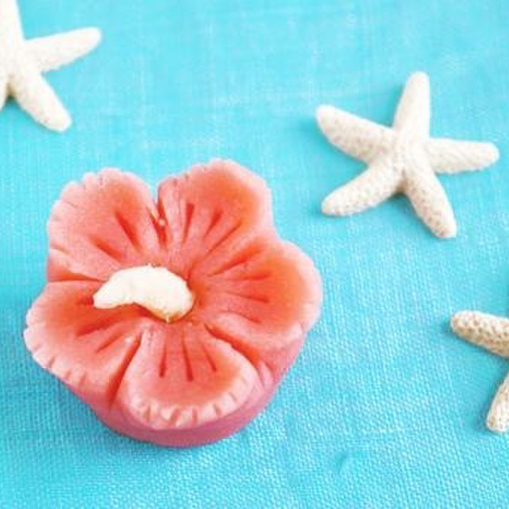 練り切り「ハイビスカス」を作ります。
