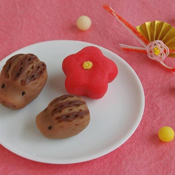 練り切り干支の「イノシシ」を作ります。