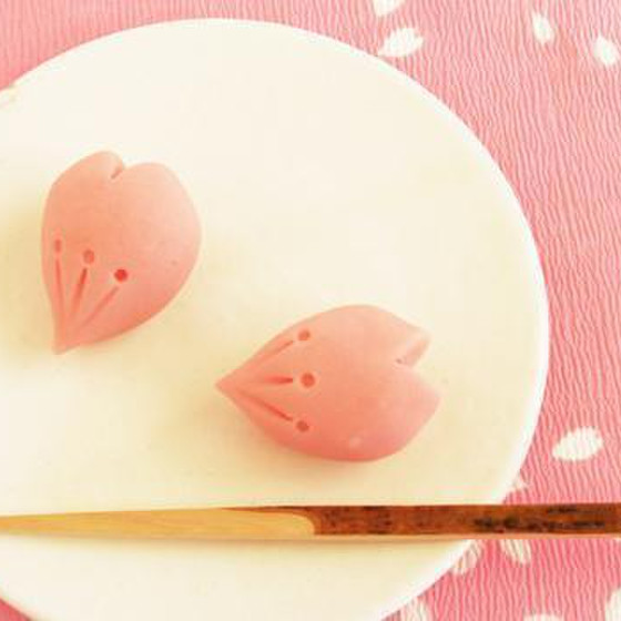ニューオータニ桜企画　「ひとひら」を練りきりで作ります。