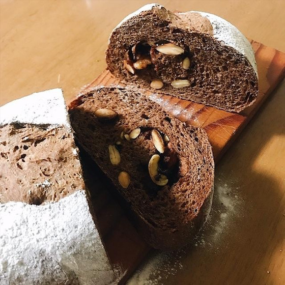 木の実とチョコの自家製酵母カンパーニュ