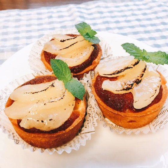 手軽に楽しむおうちカフェ　洋ナシのタルト＆ゲイシャ