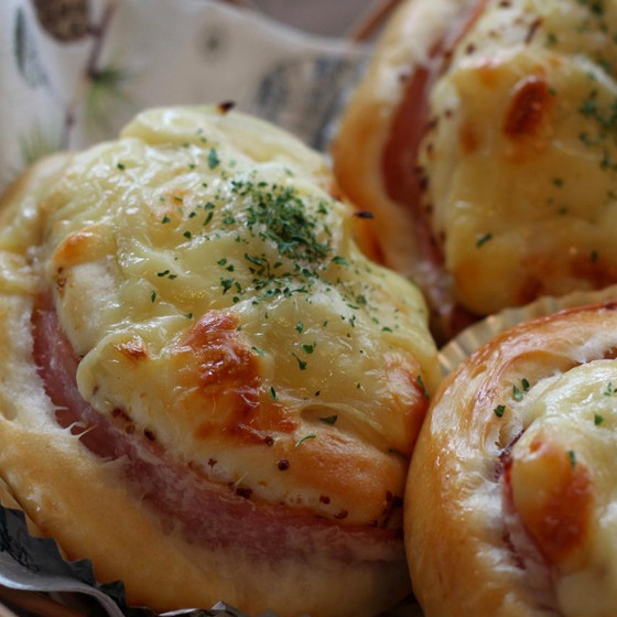 ひとつの生地から2種類のお惣菜パン（ツナじゃがコーンパンとハムオニオンロールパン）