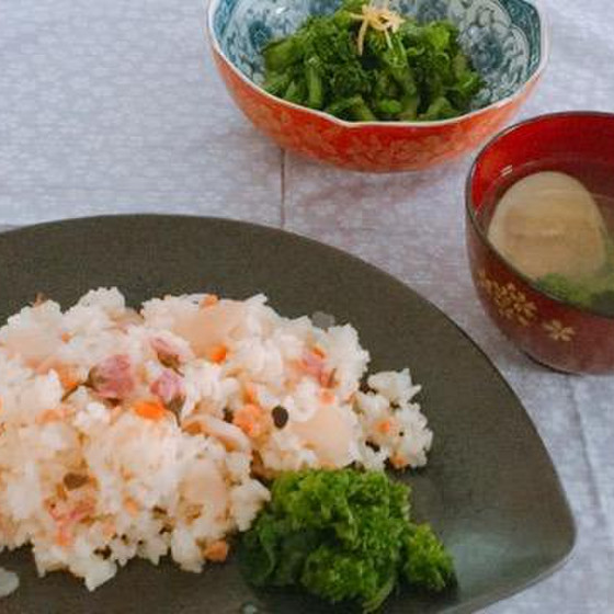 花びらちらし、蛤お吸物、海老春巻き、菱餅風イチゴケーキで雛祭