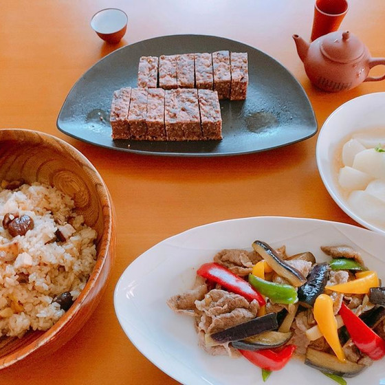秋の簡単中華　甘栗と焼き豚のおこわ、ナスと牛肉のオイスターソース炒め、カブのカニあんかけスープ、月餅、中国茶