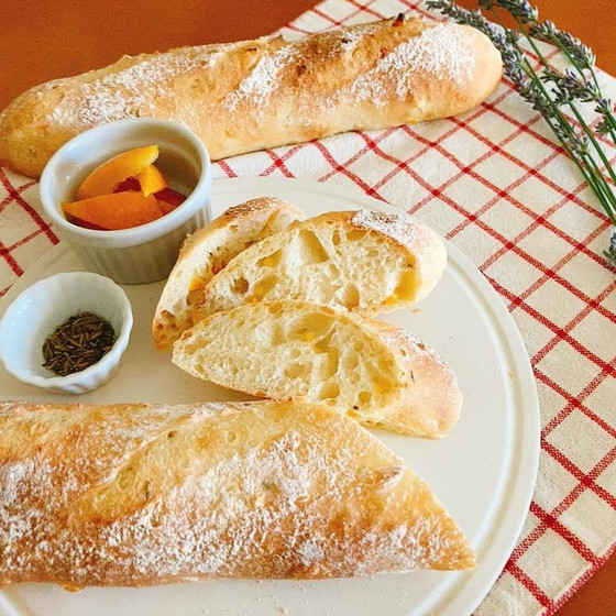 スパイシーな香りと柑橘系の香りが食欲をそそる　ホシノ酵母クミンシードバタール