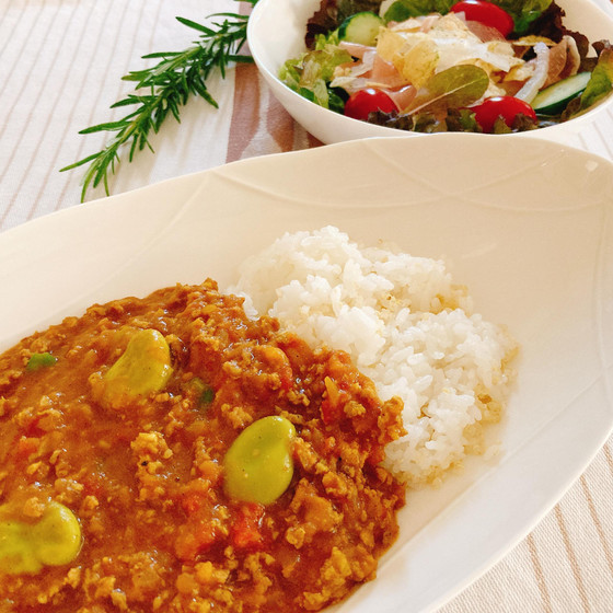 豆カレー　キヌア入りライス　新玉ねぎのポテチサラダ　キャロットラペ　ティラミス　