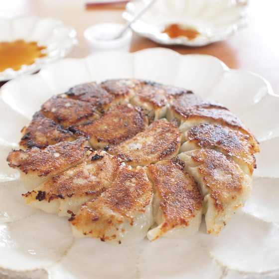 アツアツ！ジューシー人気の餃子を作ります