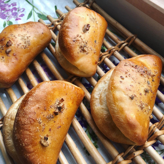 国産小麦、よつ葉バター仕立てのパーカーハウス🥖