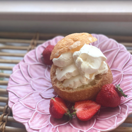 アイスクリームを詰め込むと焼きたてシューアイスに！