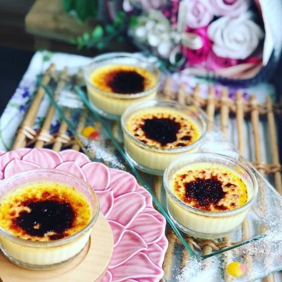 チーズケーキとブリュレの組み合わせハイブリッドスイーツ