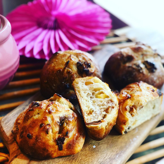 ムッチリ！生地は全粒粉使用の国産小麦仕立て🥖✨