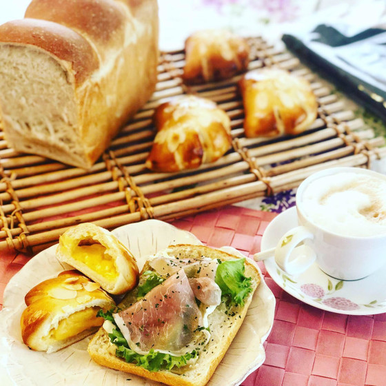 とろけるクリームパンと全粒黒胡麻山食パン