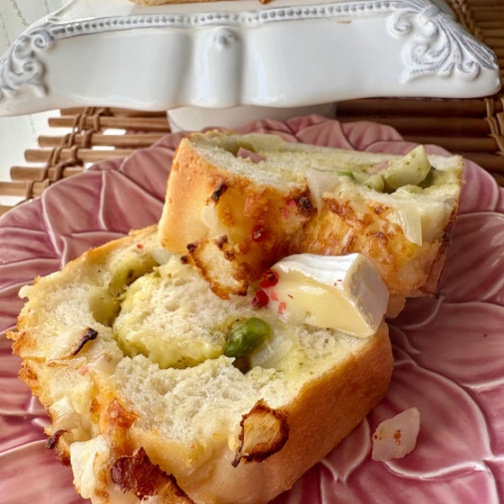 もっちふわ生地の食パンに、新玉ねぎや春野菜が具沢山❣️