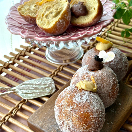 もっちふわ！なドーナツ生地からクリームがあふれます！