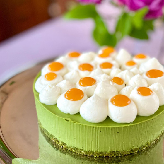 抹茶のチョコレートチーズケーキとエスニックプレートのランチ