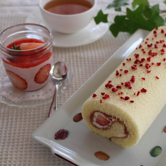 基本のロールケーキと 苺のムース