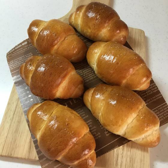 塩バターロールパン