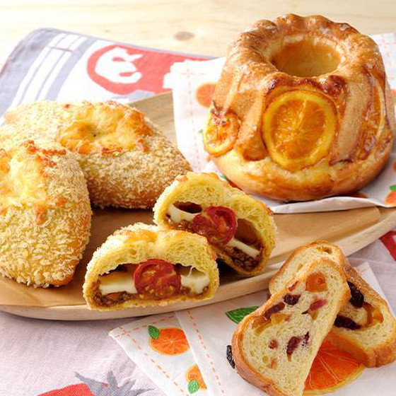 天然酵母でつくるサマークグロフとトマトチーズの焼きカレーパン
