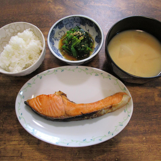 基本コース１回目　ごはん、焼き魚、青菜のおひたし、味噌汁