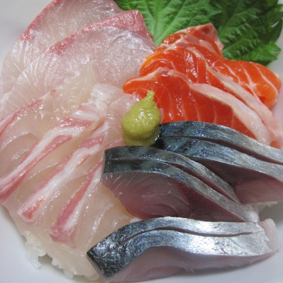 お魚をおろして海鮮丼