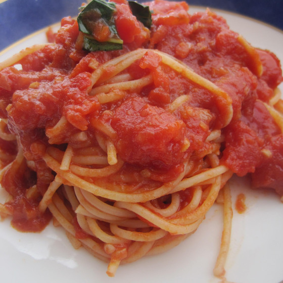 基本のトマトソースでパスタ